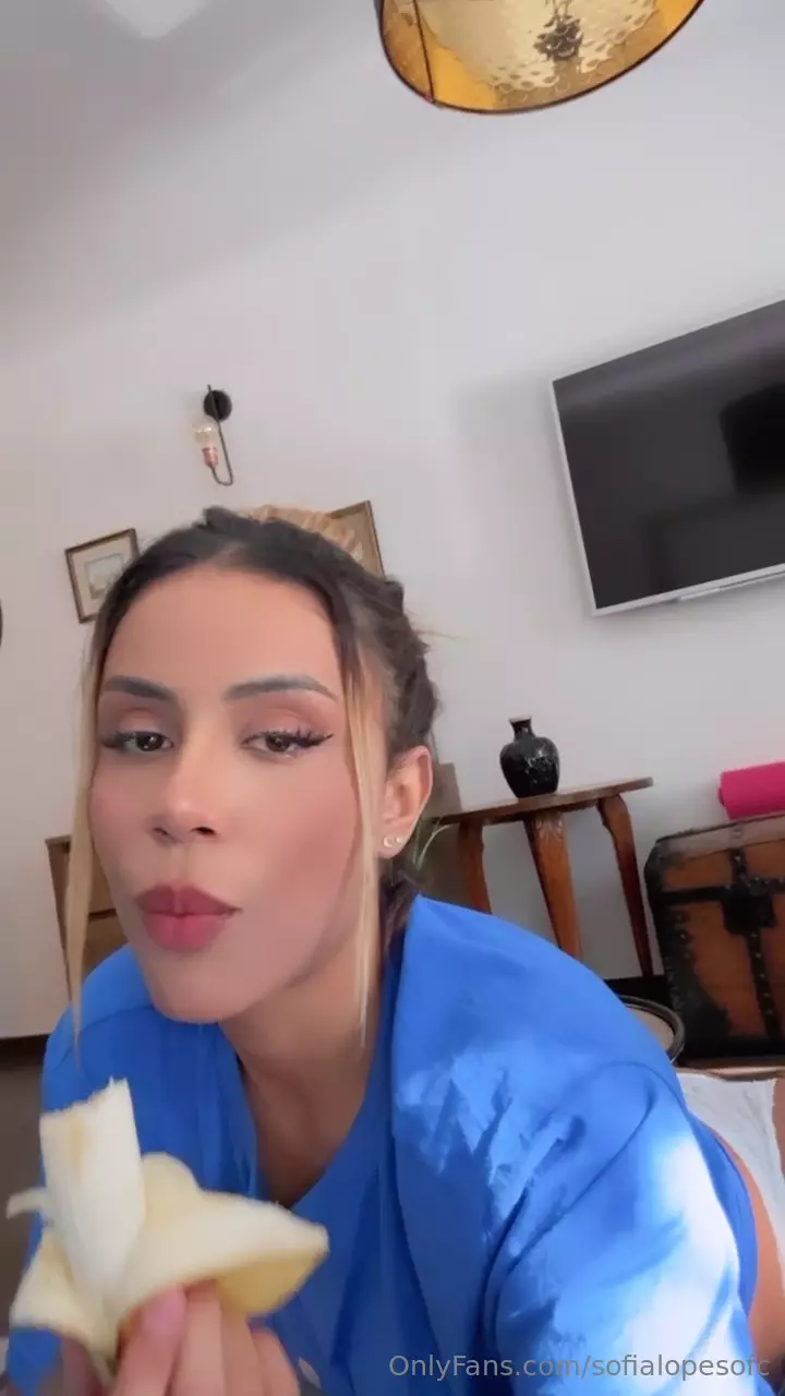 Sofia Lopes aparece em um vídeo bem picante, saboreando uma banana Sofia Lopes aparece em um vídeo bem picante, saboreando uma banana