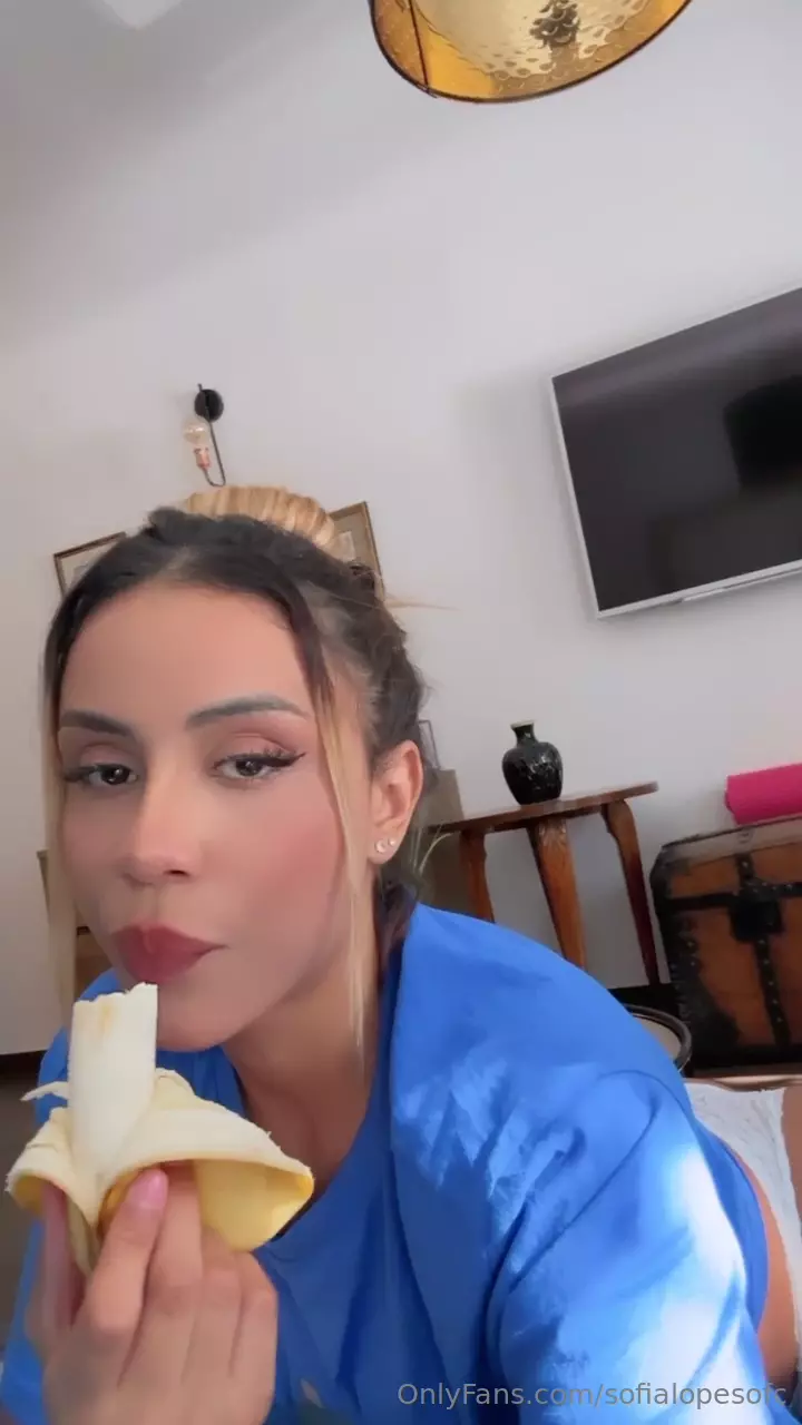 Sofia Lopes aparece em um vídeo bem picante, saboreando uma banana Sofia Lopes aparece em um vídeo bem picante, saboreando uma banana