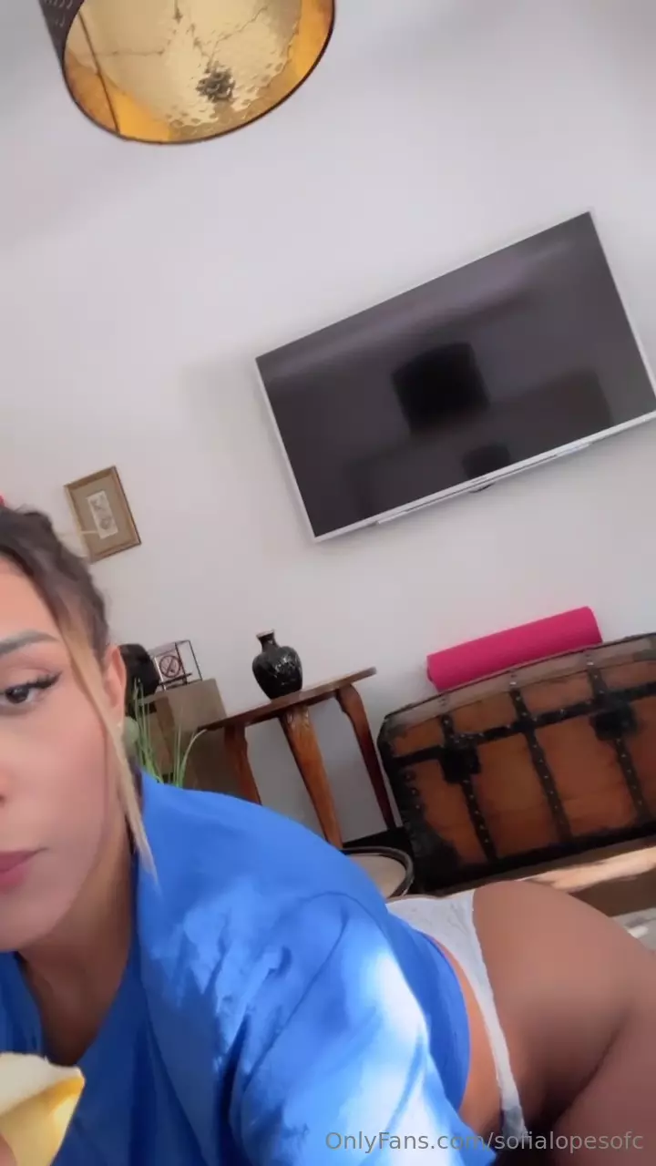Sofia Lopes aparece em um vídeo bem picante, saboreando uma banana Sofia Lopes aparece em um vídeo bem picante, saboreando uma banana