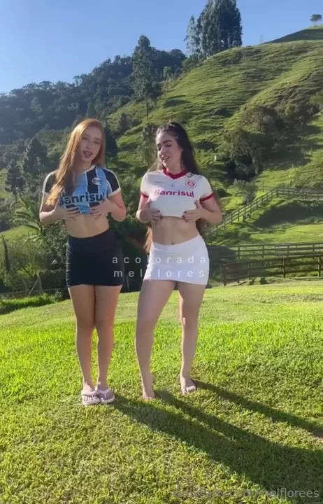 Mel Flores aparece em um vídeo ousado com a amiga, se despindo de forma provocante