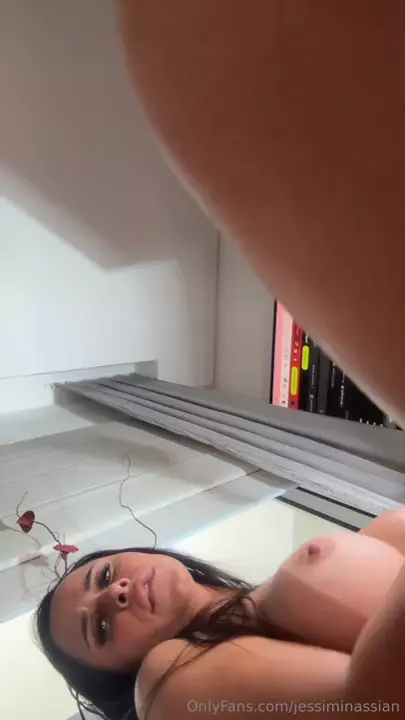 Jessica Minassian soltando gemidos bem altos enquanto se agradava Jessica Minassian soltando gemidos bem altos enquanto se agradava