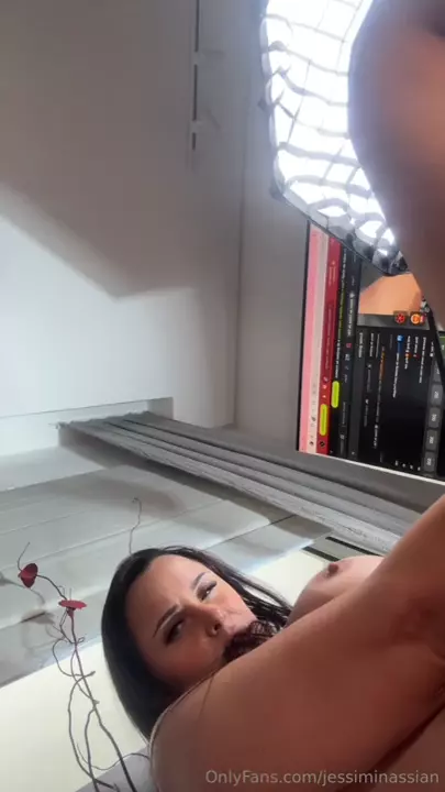 Jessica Minassian soltando gemidos bem altos enquanto se agradava Jessica Minassian soltando gemidos bem altos enquanto se agradava