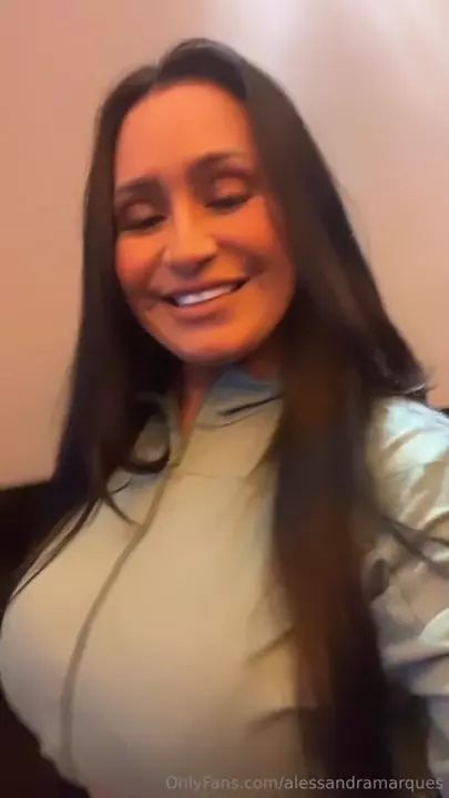 Alessandra Marques em um vídeo cheio de charme, toda sorridente e cheia de malícia