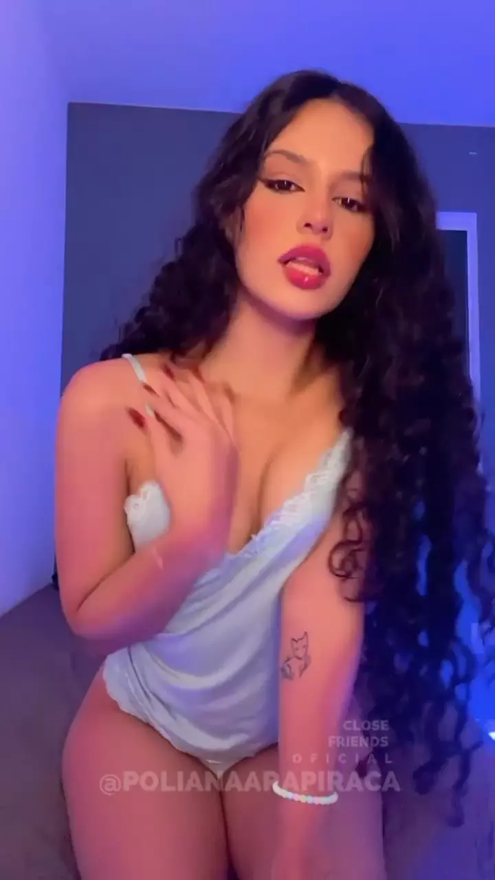 Morena gostosona Poliana Arapiraca se mostrando toda cheia de sensualidade e safadeza