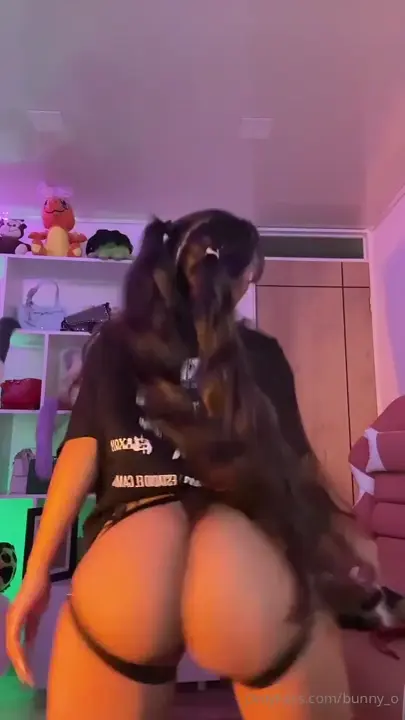 Vídeo caseiro da bunny_o de calcinha fio dental Vídeo caseiro da bunny_o de calcinha fio dental