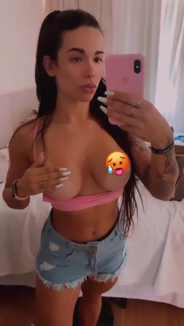 Sophia Carracini exibindo as teta Sophia Carracini exibindo as teta