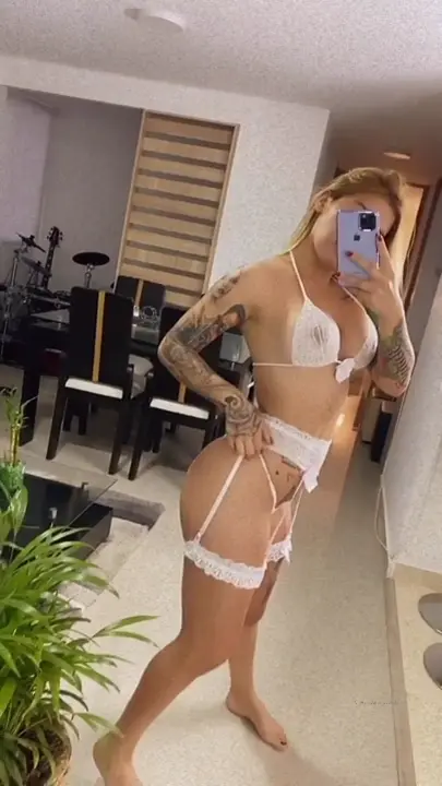 A gata Cintia Cossio tá arrasando com os peitões de fora e uma calcinha branca super sexy! A gata Cintia Cossio tá arrasando com os peitões de fora e uma calcinha branca super sexy!