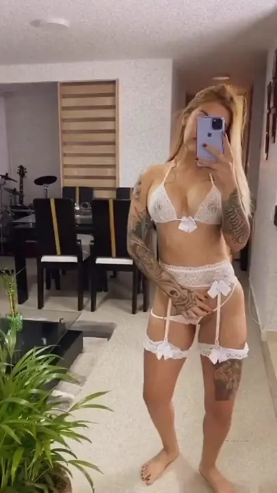 A gata Cintia Cossio tá arrasando com os peitões de fora e uma calcinha branca super sexy! A gata Cintia Cossio tá arrasando com os peitões de fora e uma calcinha branca super sexy!