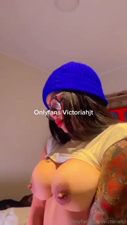 Victoria tá um arraso, toda tatuada e de gorro, causando na roçada com uma pegada bem picante Victoria tá um arraso, toda tatuada e de gorro, causando na roçada com uma pegada bem picante