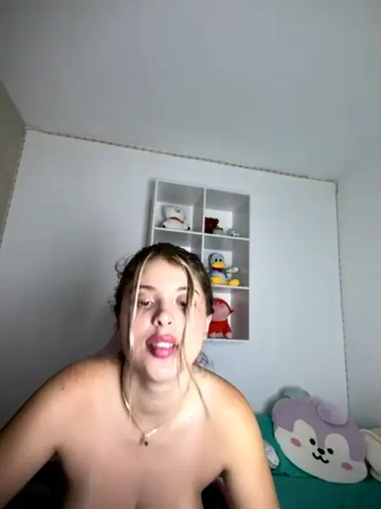 Alice, a gata mais gata, arrasa no vídeo e dá aquela revolucionada na masturbação! Alice, a gata mais gata, arrasa no vídeo e dá aquela revolucionada na masturbação!