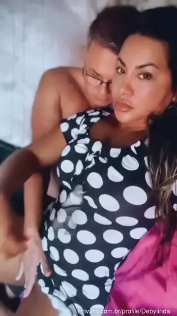 Rodou na internet um vídeo da Deby Linda se exibindo de um jeito bem quente Rodou na internet um vídeo da Deby Linda se exibindo de um jeito bem quente