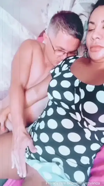 Rodou na internet um vídeo da Deby Linda se exibindo de um jeito bem quente Rodou na internet um vídeo da Deby Linda se exibindo de um jeito bem quente