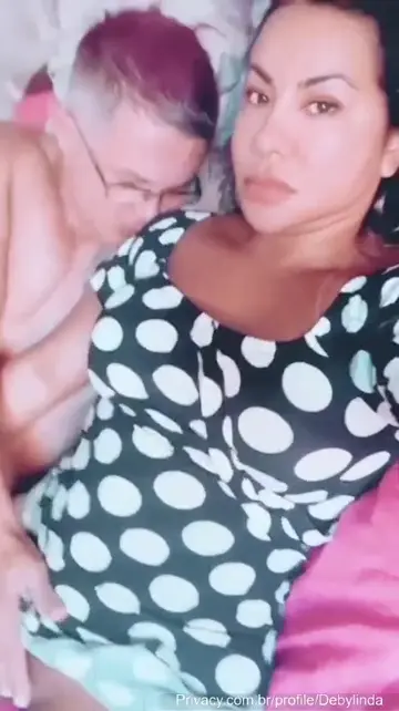 Rodou na internet um vídeo da Deby Linda se exibindo de um jeito bem quente Rodou na internet um vídeo da Deby Linda se exibindo de um jeito bem quente