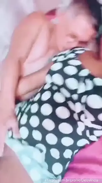 Rodou na internet um vídeo da Deby Linda se exibindo de um jeito bem quente Rodou na internet um vídeo da Deby Linda se exibindo de um jeito bem quente