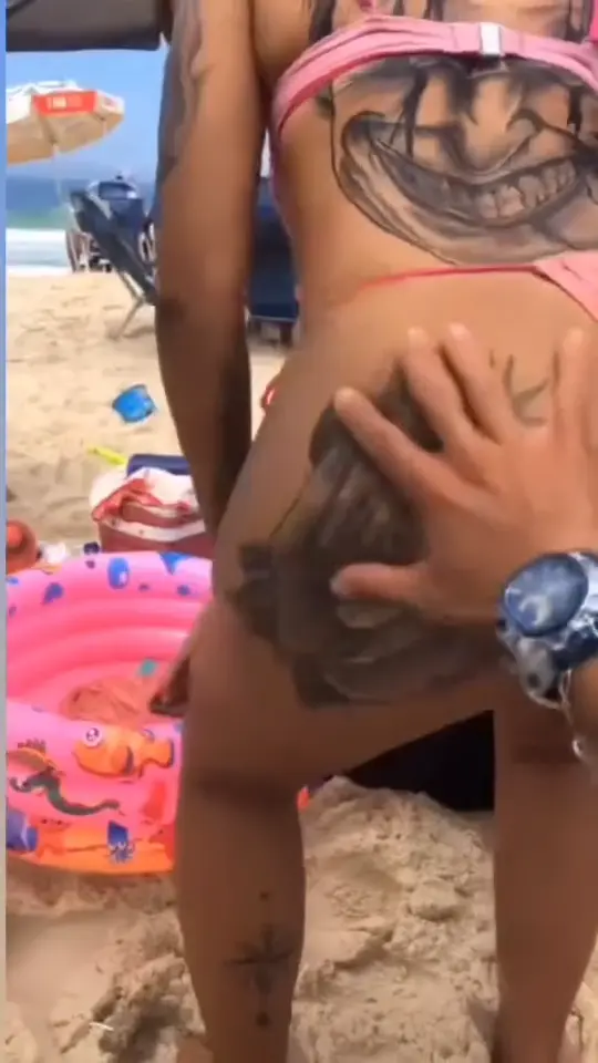 Gatinha de biquíni fio dental na praia Gatinha de biquíni fio dental na praia