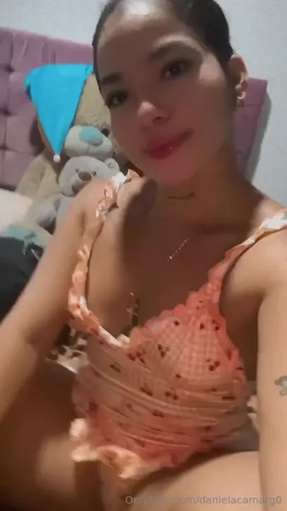 Daniela Camargo fazendo um charminho com aquele sorrisinho atrevido Daniela Camargo fazendo um charminho com aquele sorrisinho atrevido
