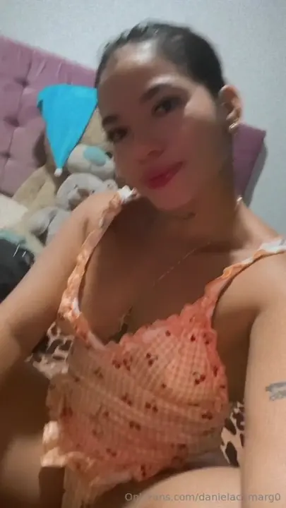 Daniela Camargo fazendo um charminho com aquele sorrisinho atrevido Daniela Camargo fazendo um charminho com aquele sorrisinho atrevido