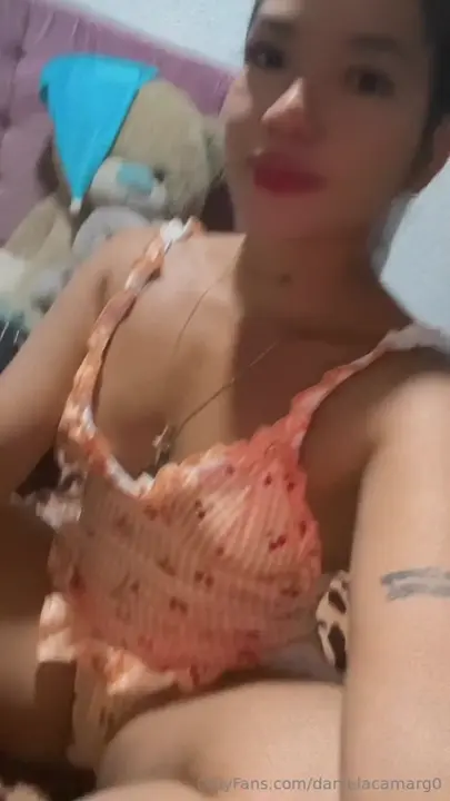 Daniela Camargo fazendo um charminho com aquele sorrisinho atrevido Daniela Camargo fazendo um charminho com aquele sorrisinho atrevido