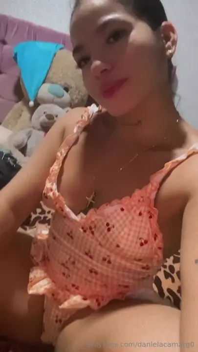 Daniela Camargo fazendo um charminho com aquele sorrisinho atrevido Daniela Camargo fazendo um charminho com aquele sorrisinho atrevido