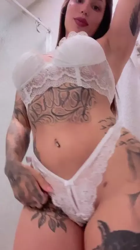 A Anny Alves, toda de calcinha branca transparente, tá dando uma provocada A Anny Alves, toda de calcinha branca transparente, tá dando uma provocada