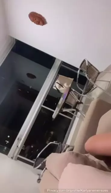 Karlyane Menezes, com um corpo de dar água na boca, relaxando no sofá enquanto se dá uma cuidada Karlyane Menezes, com um corpo de dar água na boca, relaxando no sofá enquanto se dá uma cuidada