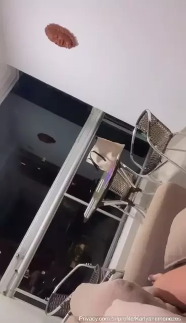 Karlyane Menezes, com um corpo de dar água na boca, relaxando no sofá enquanto se dá uma cuidada Karlyane Menezes, com um corpo de dar água na boca, relaxando no sofá enquanto se dá uma cuidada