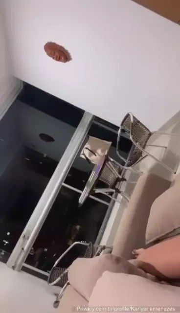 Karlyane Menezes, com um corpo de dar água na boca, relaxando no sofá enquanto se dá uma cuidada Karlyane Menezes, com um corpo de dar água na boca, relaxando no sofá enquanto se dá uma cuidada