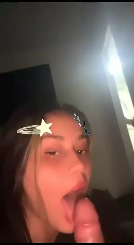 Mariah Kalili em um vídeo ousado, se divertindo com uma performance incrível de chupeta! Mariah Kalili em um vídeo ousado, se divertindo com uma performance incrível de chupeta!