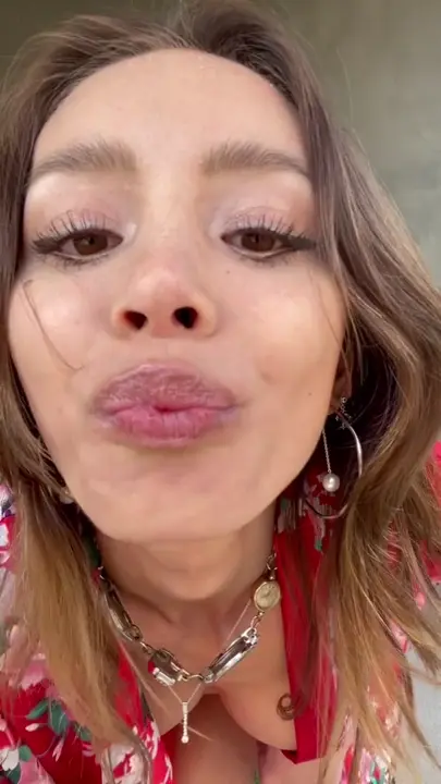 Kaile Selene, uma loira de tirar o fôlego, saboreando um picolé nas suas partes!
