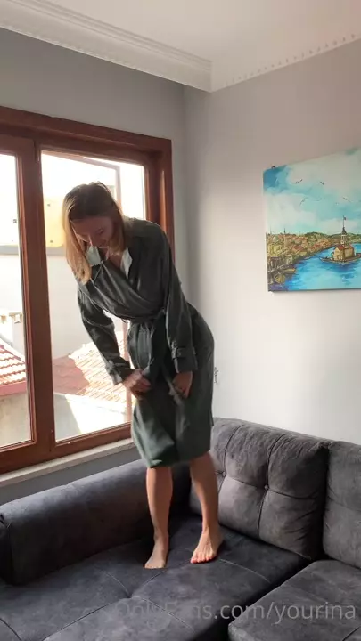 Irina de roupão no sofá, tirando a roupa Irina de roupão no sofá, tirando a roupa