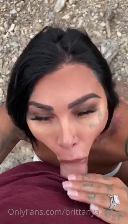 Brittanya Razavi, essa morena poderosa, exibindo todo seu corpão na exposição ao ar livre Brittanya Razavi, essa morena poderosa, exibindo todo seu corpão na exposição ao ar livre