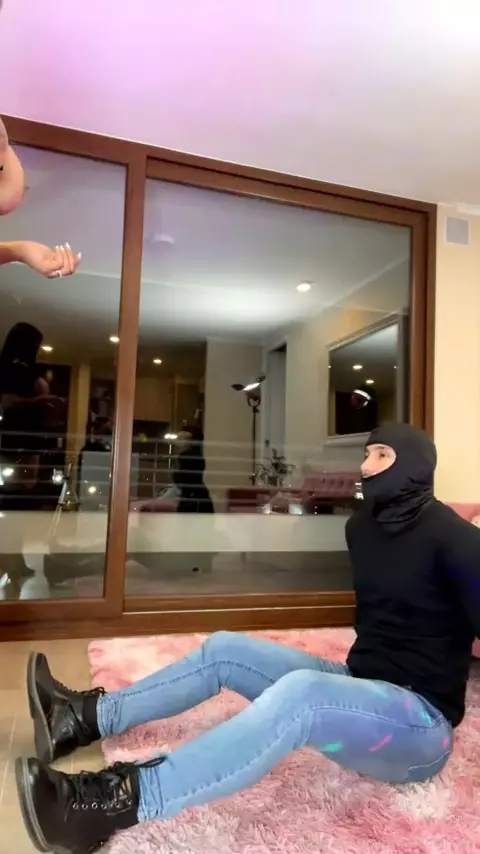 Sofia Silva protagoniza um vídeo provocante na presença do misterioso encapuzado