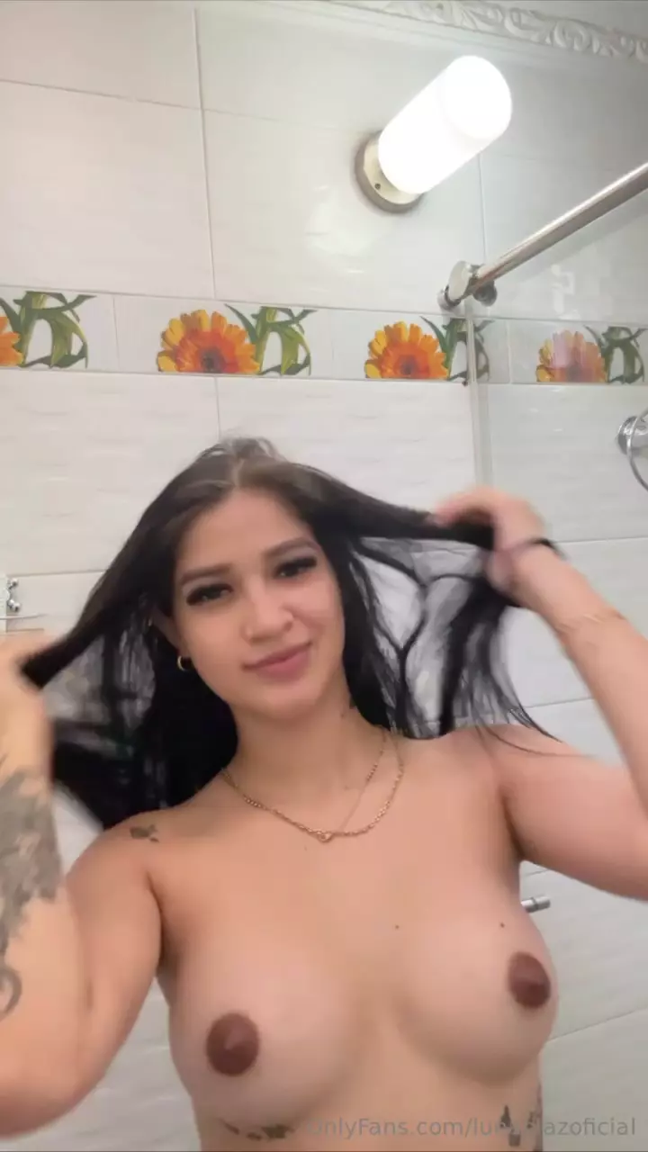 Luna Diaz, uma novinha magrinha, se exibindo enquanto toma banho
