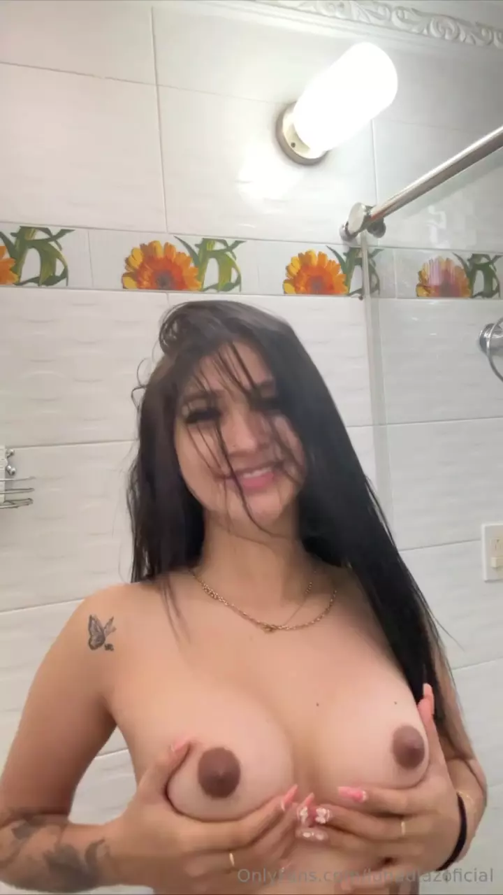 Luna Diaz, uma novinha magrinha, se exibindo enquanto toma banho