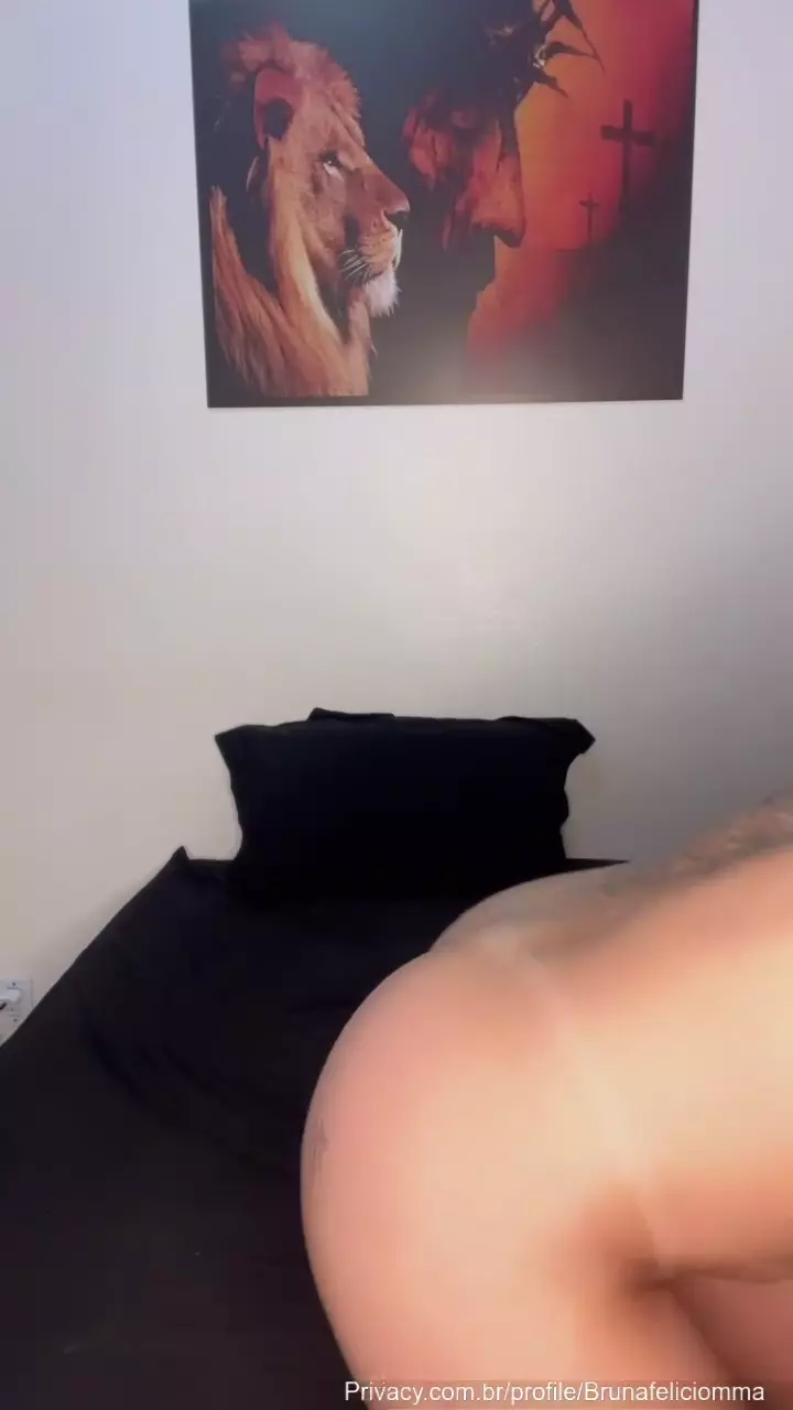 Bruna Felicio, a famosa lutadora de MMA, se exibindo de forma provocante Bruna Felicio, a famosa lutadora de MMA, se exibindo de forma provocante