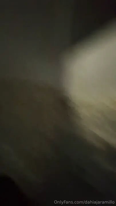 Nesse vídeo, a Dahia Jaramillo exibe seus seios Nesse vídeo, a Dahia Jaramillo exibe seus seios