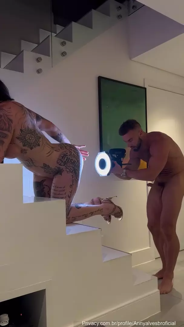 Anny Alves, a brasileira cheia de atitude, fazendo um carinho no bonito na escada Anny Alves, a brasileira cheia de atitude, fazendo um carinho no bonito na escada