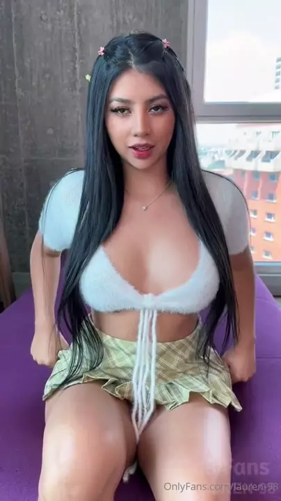 Lauren, uma gostosinha cheia de atitude, com peitos fartos e uma saia bem curtinha Lauren, uma gostosinha cheia de atitude, com peitos fartos e uma saia bem curtinha