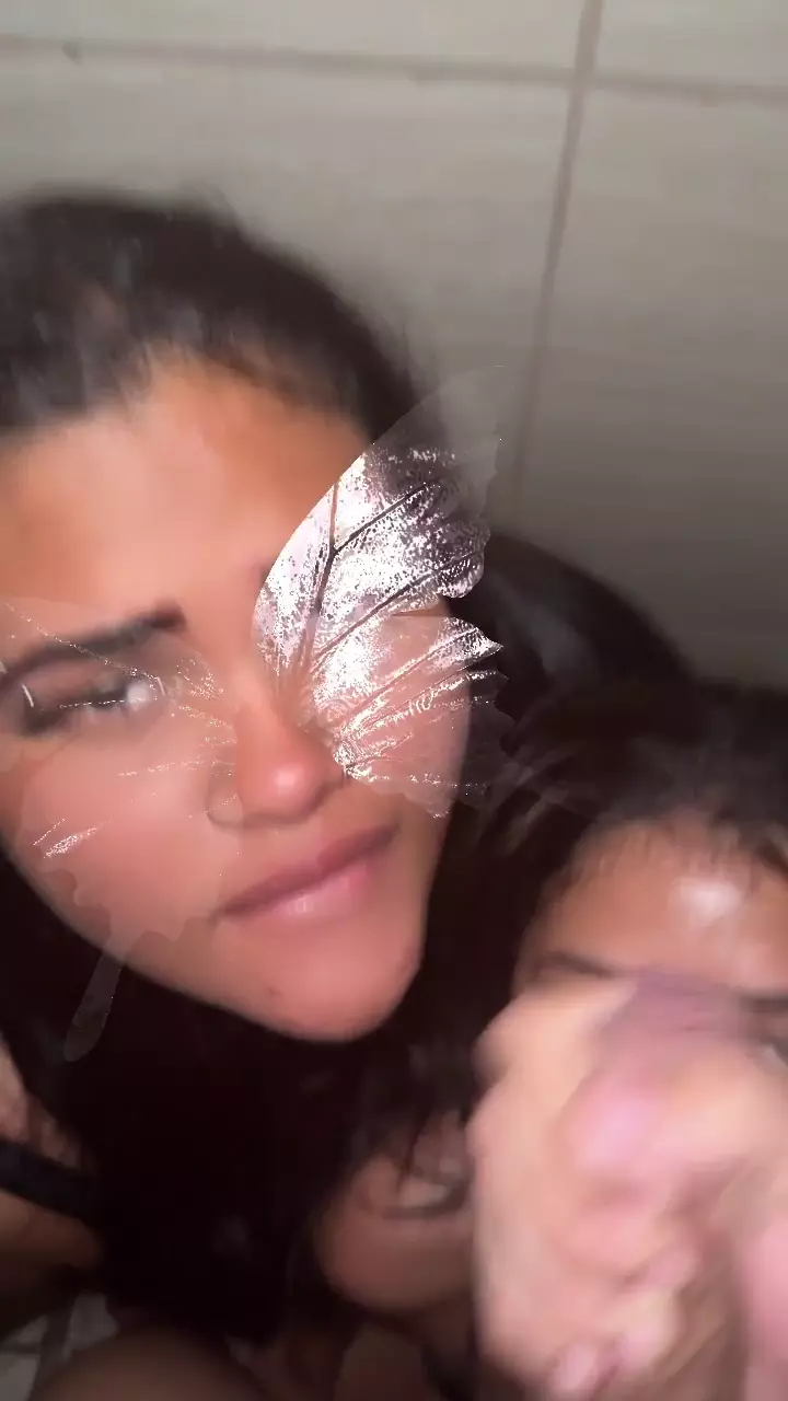 Duas gatas recebendo um capricho na boca Duas gatas recebendo um capricho na boca