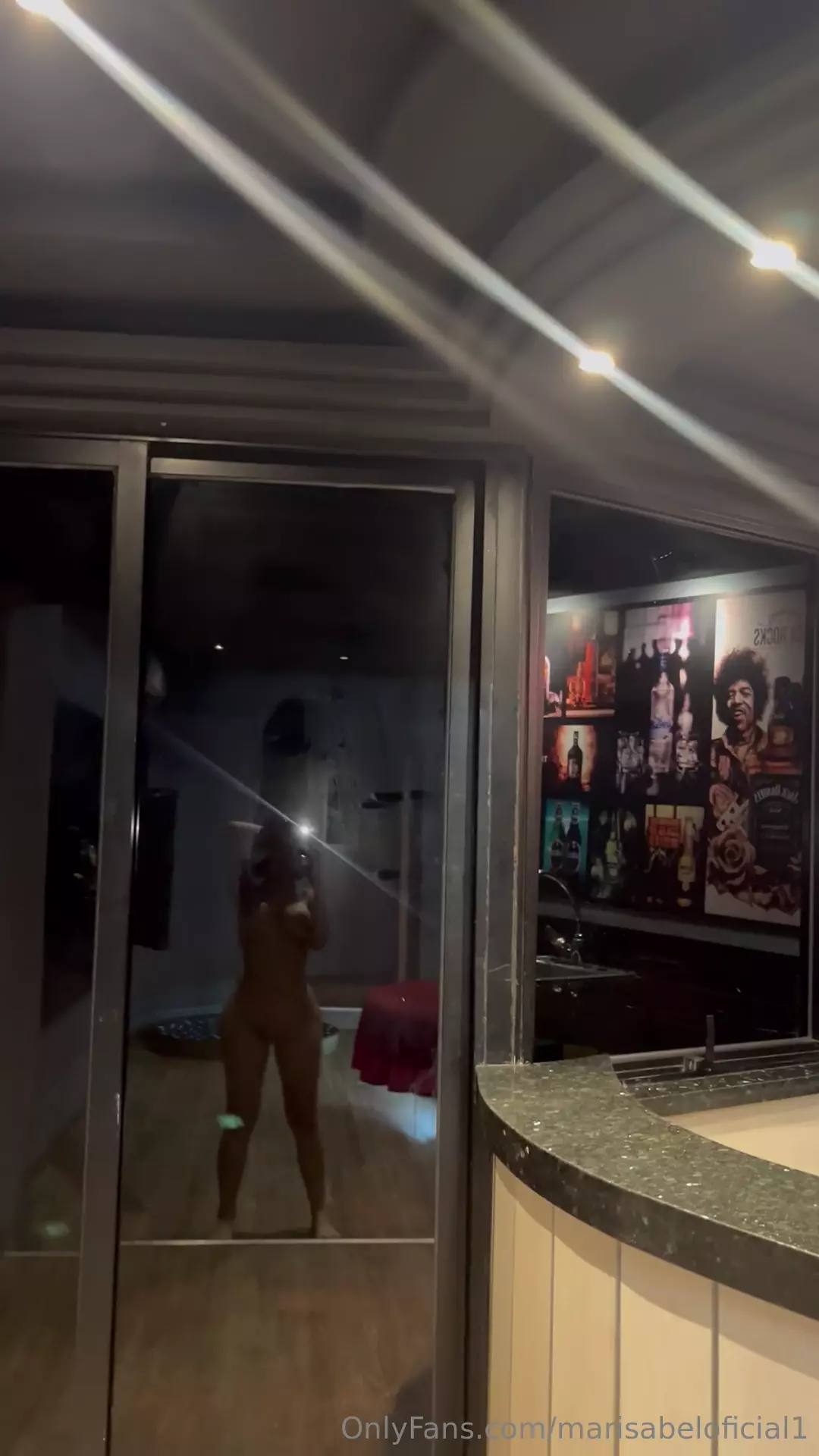 Marisabel, plena e cheia de confiança, gravando seu corpão impressionante no espelho