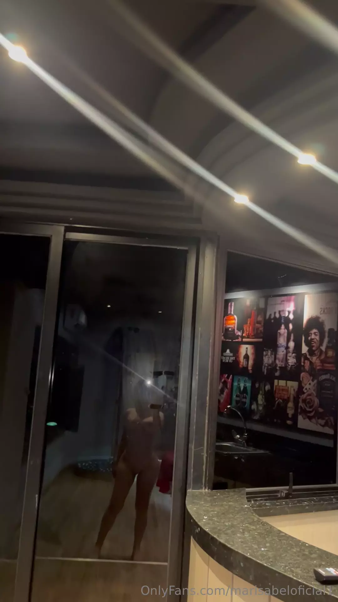 Marisabel, plena e cheia de confiança, gravando seu corpão impressionante no espelho