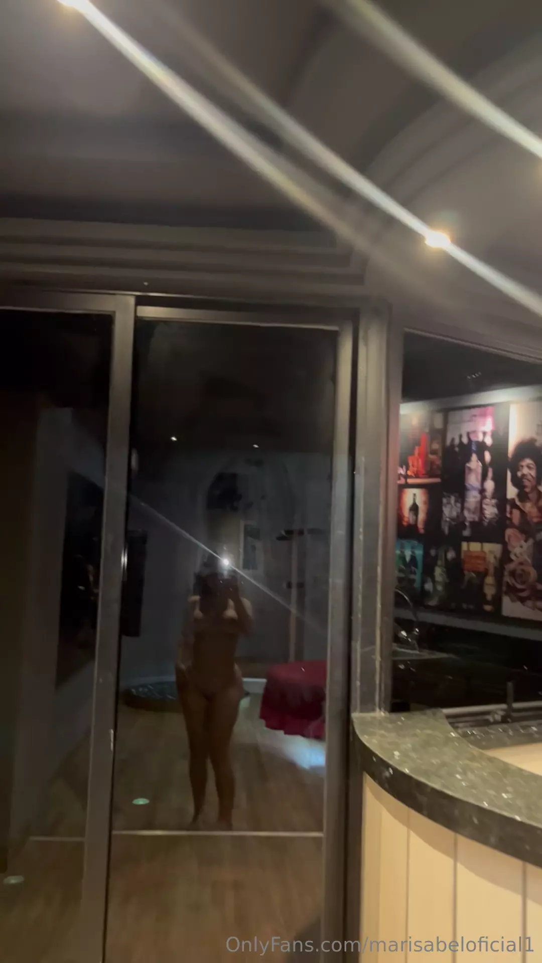 Marisabel, plena e cheia de confiança, gravando seu corpão impressionante no espelho