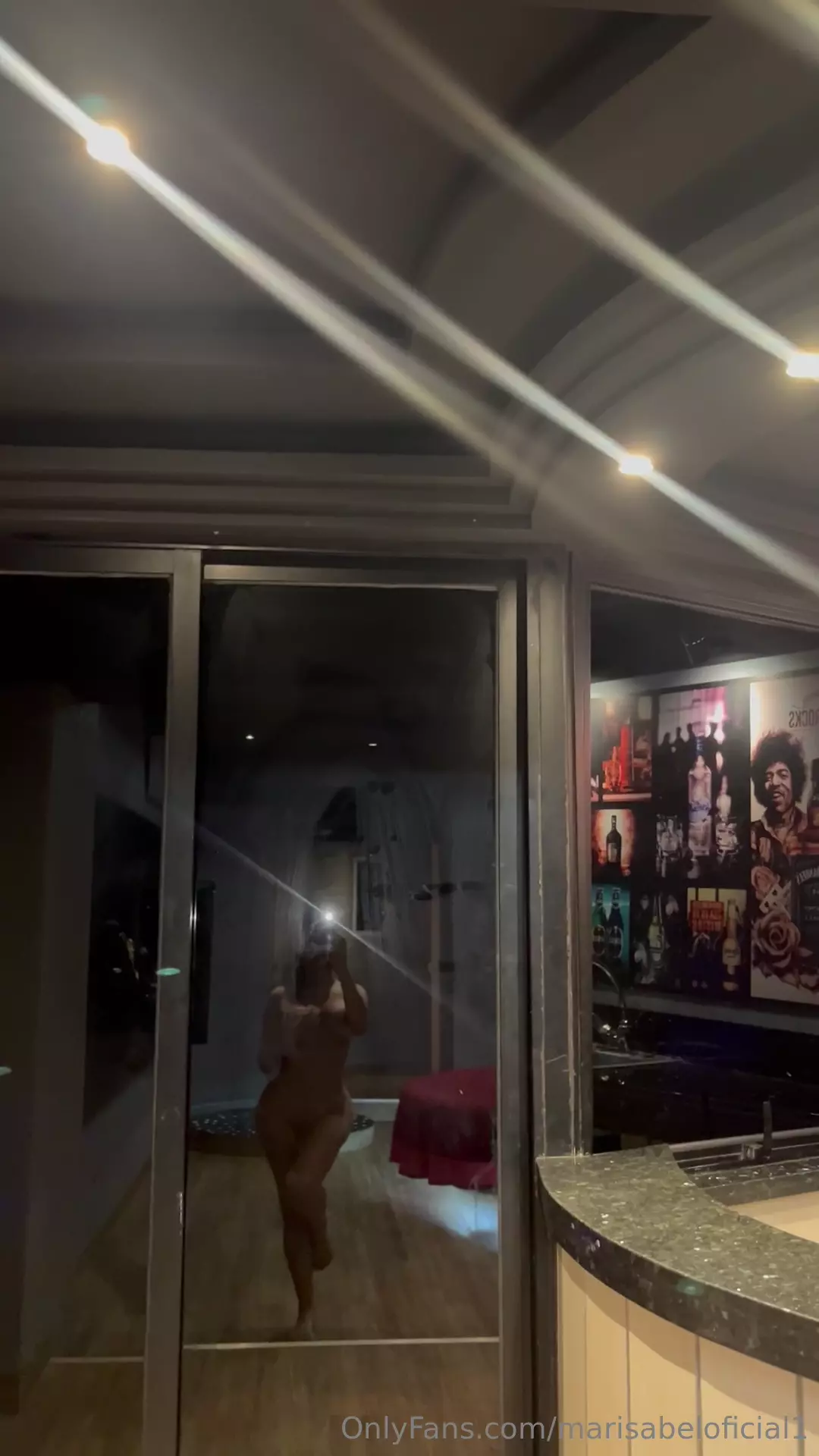Marisabel, plena e cheia de confiança, gravando seu corpão impressionante no espelho