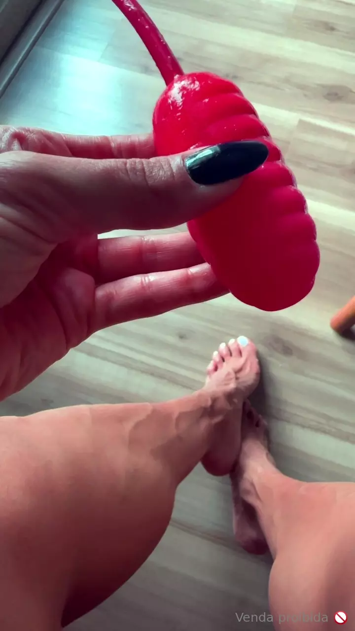 Amanda Albuquerque apresentando seu novo vibrador Amanda Albuquerque apresentando seu novo vibrador