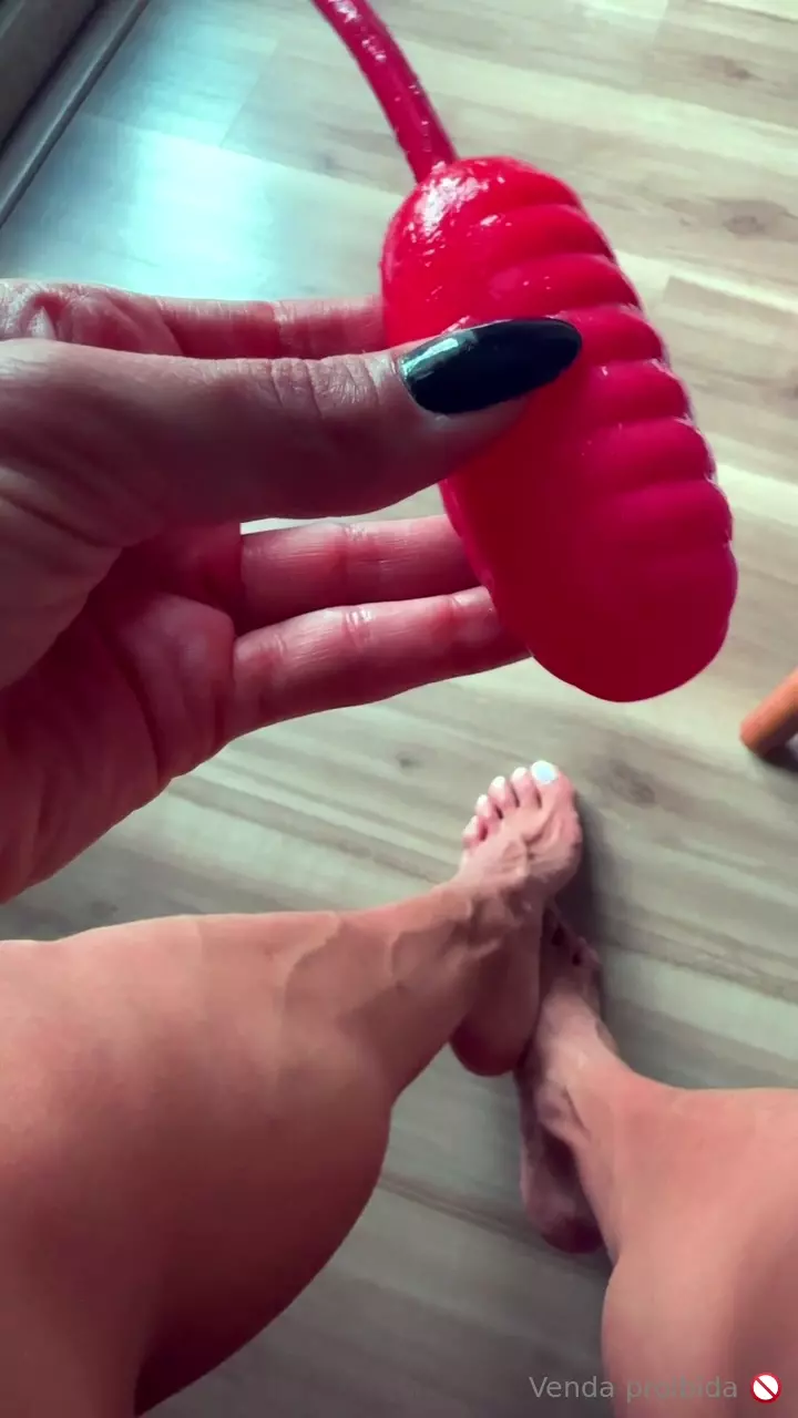 Amanda Albuquerque apresentando seu novo vibrador Amanda Albuquerque apresentando seu novo vibrador