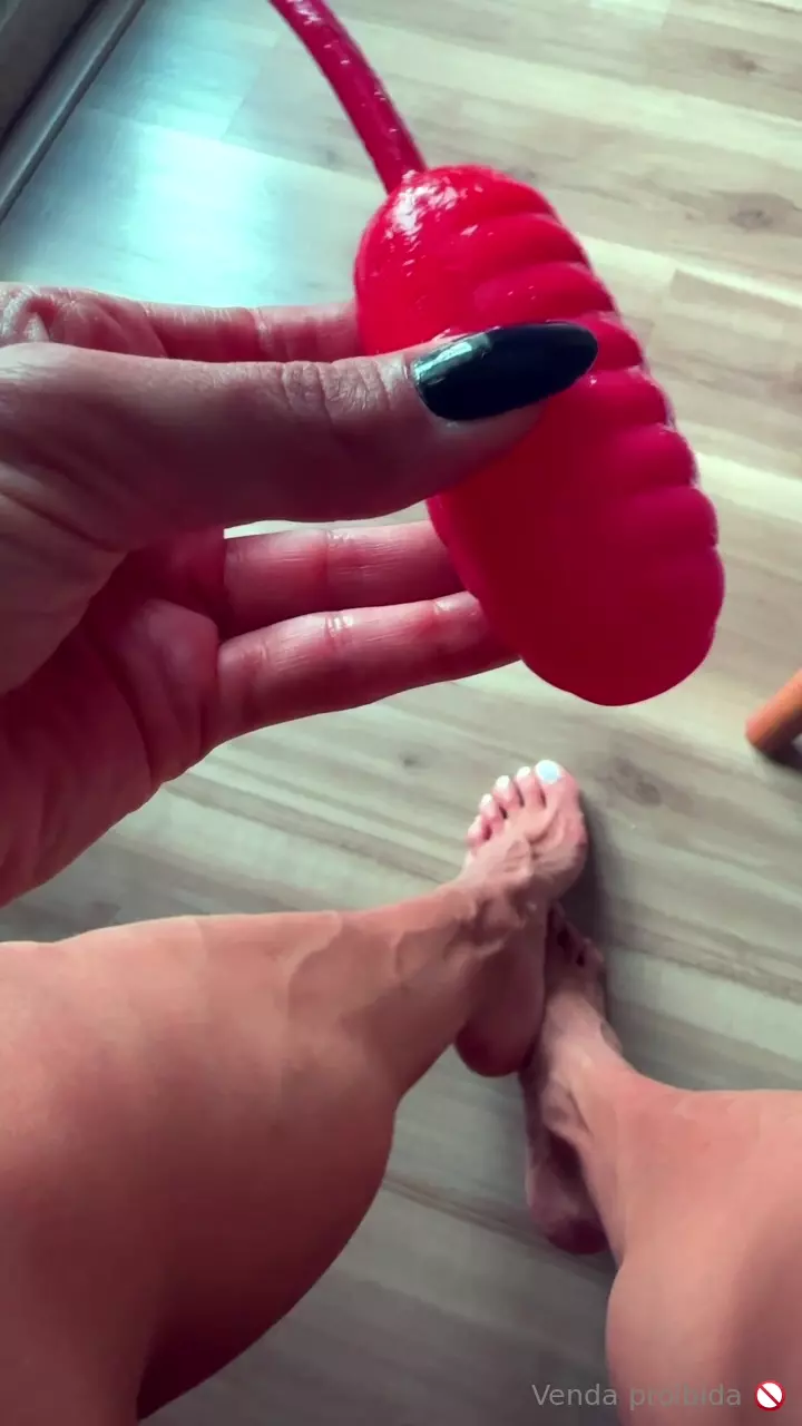 Amanda Albuquerque apresentando seu novo vibrador Amanda Albuquerque apresentando seu novo vibrador
