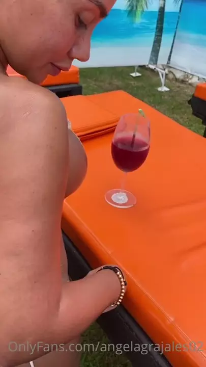 Angela Grajales, com seu corpão tatuado, manda ver num vídeo ousado na piscina! Angela Grajales, com seu corpão tatuado, manda ver num vídeo ousado na piscina!