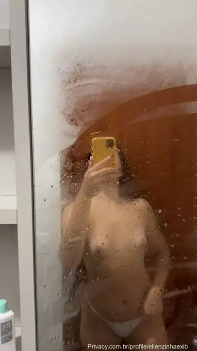 Ellenzinha se mostrando toda pelada na frente do espelho