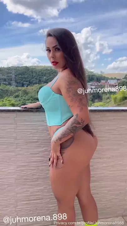 A Juh Morena faz uma dancinha até o chão e despenca a calcinha A Juh Morena faz uma dancinha até o chão e despenca a calcinha