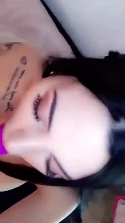 Celine Centino, toda linda e tatuada, arrasando no vídeo hot Celine Centino, toda linda e tatuada, arrasando no vídeo hot